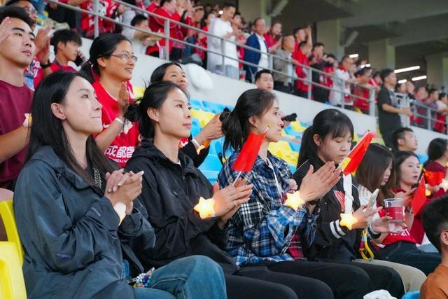 王思雨等奥运健儿助阵蓉城 国歌领唱燃情赛场