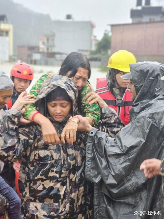 尼泊尔强降雨引发灾害 87人死亡，救援全面展开