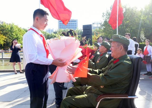 青岛市民排队等国庆升旗 两千人共贺祖国七十五华诞