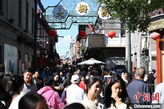 国庆假期北京前门步行街游客如织 传统手工艺受追捧