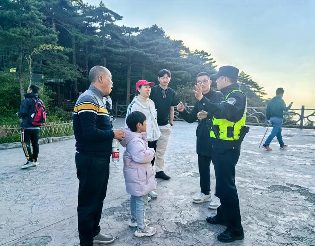 黄山景区护送未预订住宿的游客下山 游客点赞暖心行动