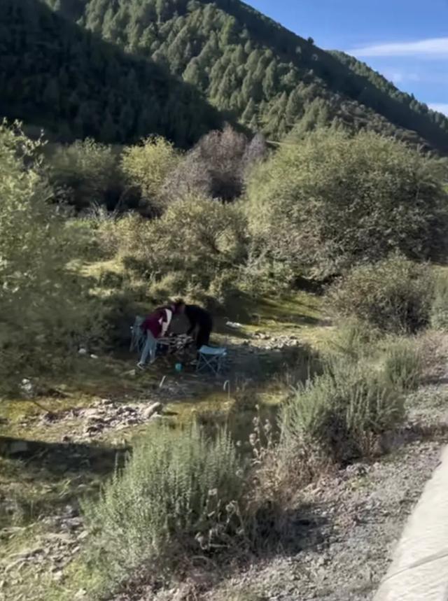 两人随意停车路边野餐 遭被堵司机怒批 国庆出行添堵引公愤