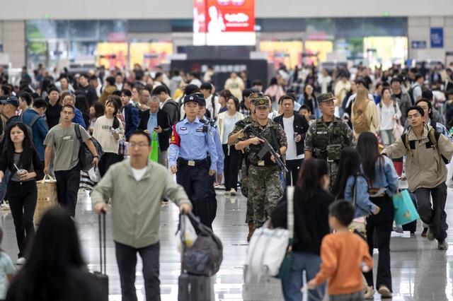 重庆特警守护假日平安 确保安全无虞，市民放心过节