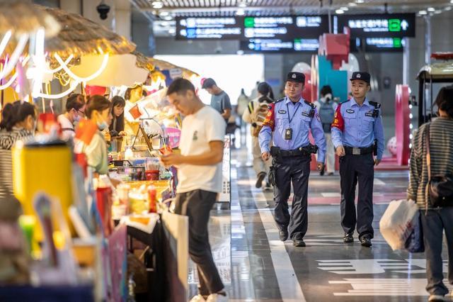 重庆特警守护假日平安 确保安全无虞，市民放心过节