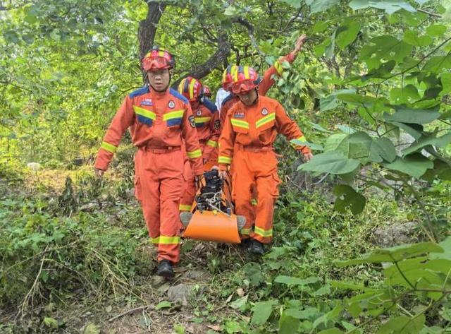 老东谈主景区游玩失慎滑倒 消防挽救 快速反应化险为夷