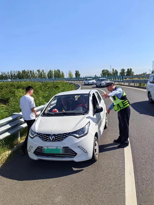 老年代步车高速路逆行 交警狂奔怒吼 安全第一，切勿盲从导航