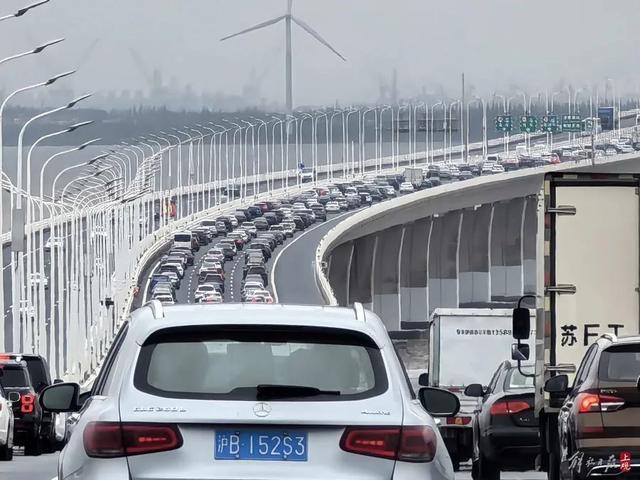 上海长江隧桥返沪方向 拍出停车场的感觉 雨中长假返程高峰