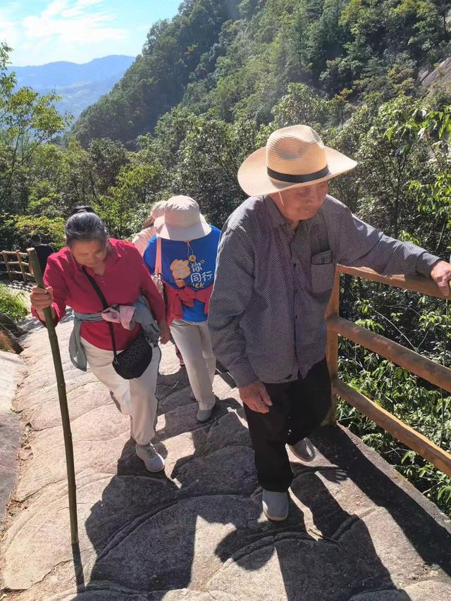 93岁老东谈主率子孙四代登山 全程不拄拐 展家眷凝合力，旅客叹服