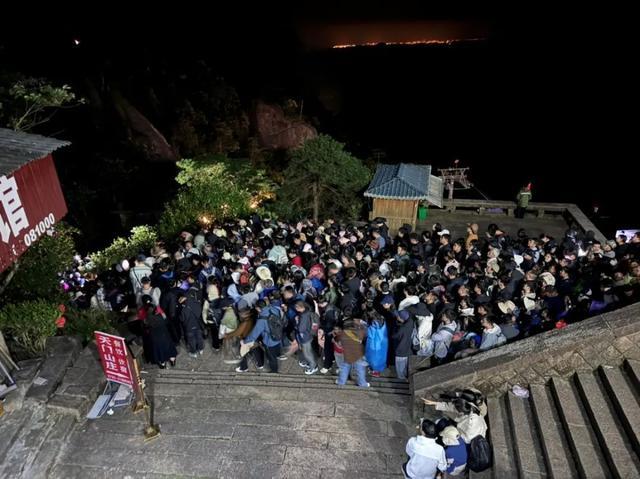 景区回应扮野人团队已满员 游客量恰逢高峰，排队管理受关注