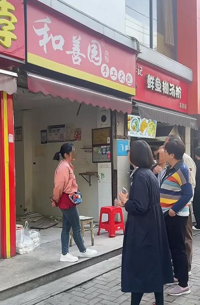 二房东涨租遭拒后连夜清空店铺 小本经营者的困境