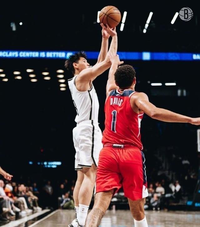 篮网队友称赞崔永熙是今日最佳着装 国风唐装闪耀NBA