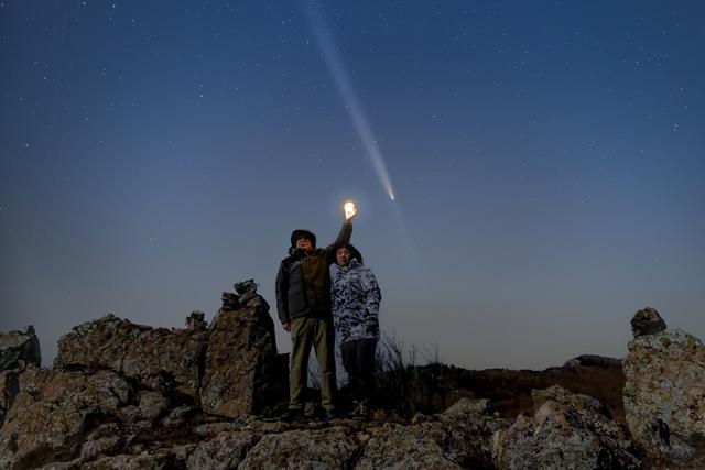 6万年一遇的彗星拖着彗尾划过天空 摄影爱好者记录壮观瞬间