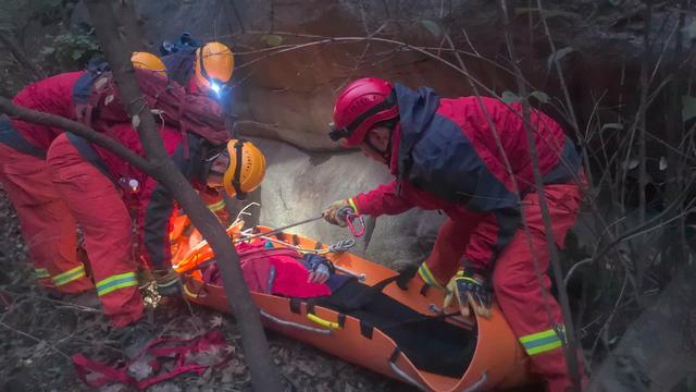 北京一女驴友翻野山失足坠崖 消防紧急救援