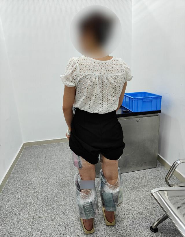 女子绑74台手机入境 走私行为被查获