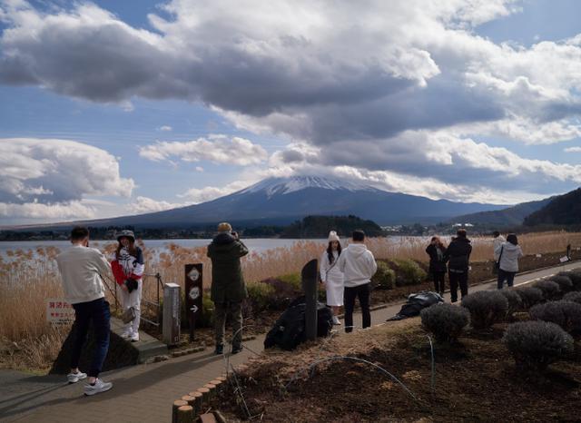 日本富士山迟迟未现“雪顶” 打破130年最晚纪录