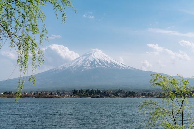 富士山雪顶迟迟未现 130年来最晚初雪纪录