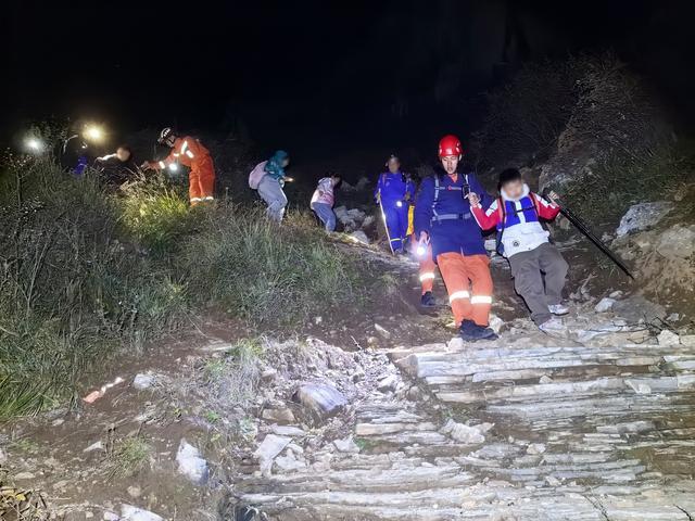 29人爬牛头山迷路消防员连夜搜救