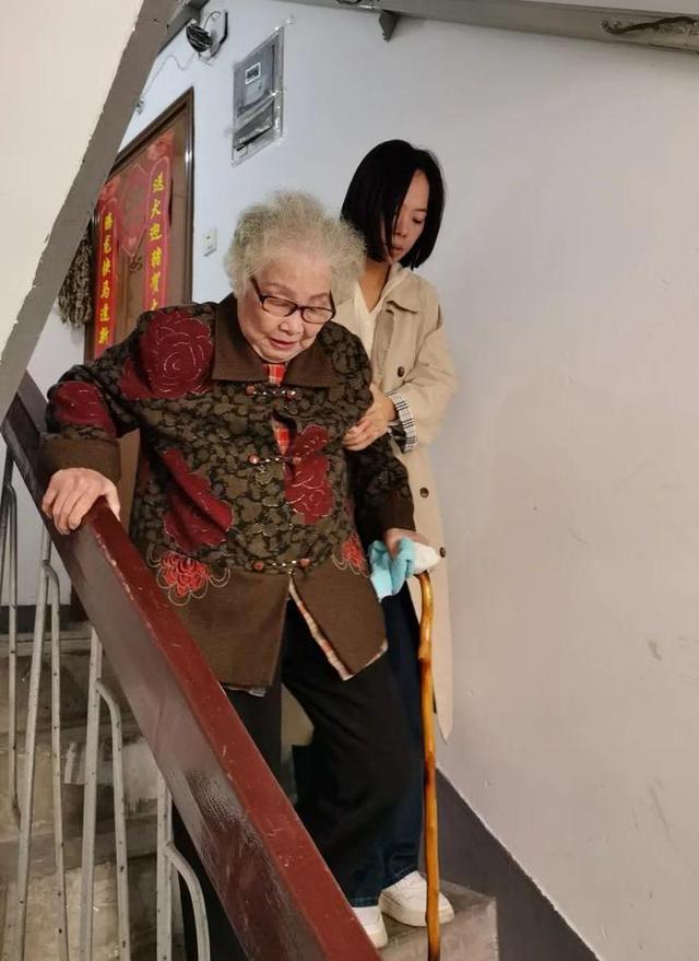 97岁妻子化妆看望98岁丈夫 相濡以沫80年