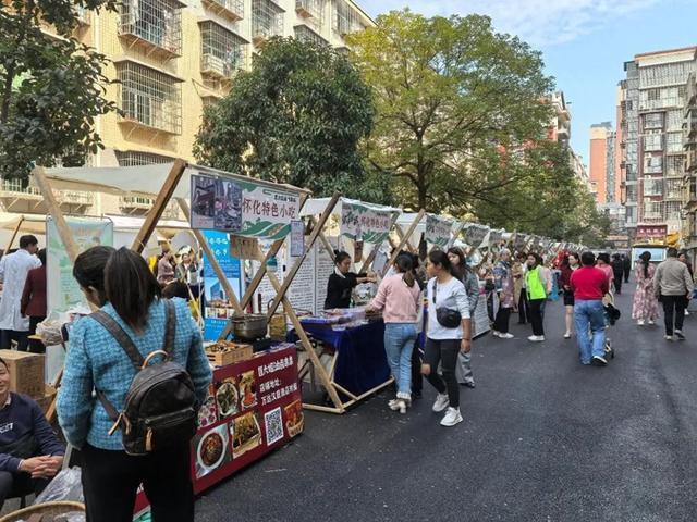 晓华理发店附近烧烤店老板称不涨价 带动当地经济活力