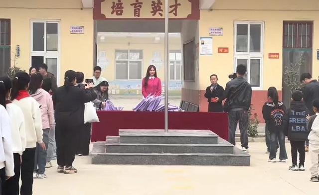 林志玲现身河南看望帮扶小学的孩子 人美心善获赞