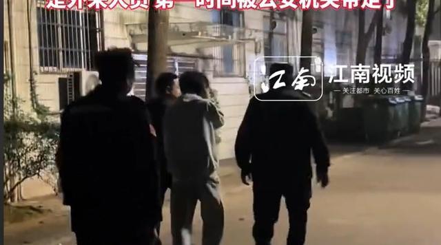 男子在男寝偷拍他人洗澡 校方回应