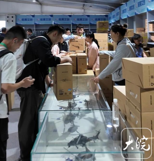 中国航展歼-20模型卖爆了 销售异常火爆