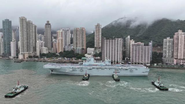 视频 香港市民打卡海南舰 说希望福建舰也能来