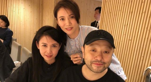 56岁邱淑贞携夫带女现身尼泊尔，素颜沉静尽显优雅气质，女儿们也个个颜值出众