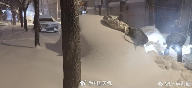 黑龙江鹤岗降特大暴雪 积雪深度创纪录