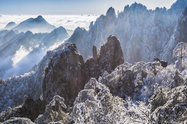 黄山出现震撼金色雪景 美得令人心醉神迷