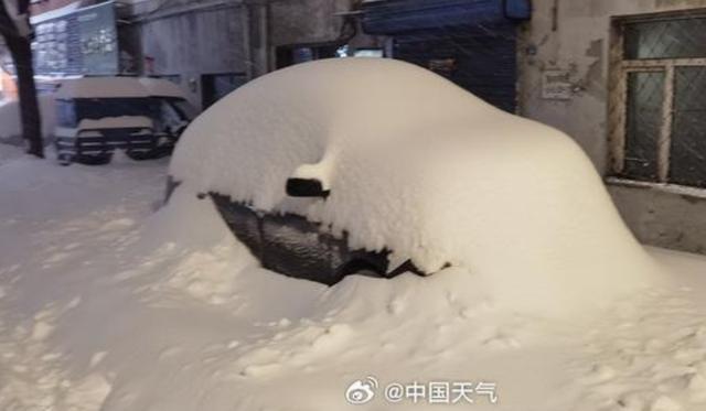 暴雪过后鹤岗车主挖宝寻车 积雪覆盖车辆难辨认