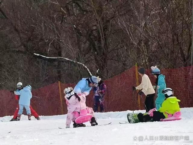 哈尔滨冰雪旅游热力十足 医疗保障添安心