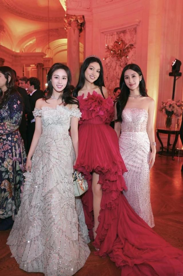 何超欣22岁闺蜜现身吕志和葬礼，父亲是李泽楷心腹，父女牵手入场 名媛风采引人注目