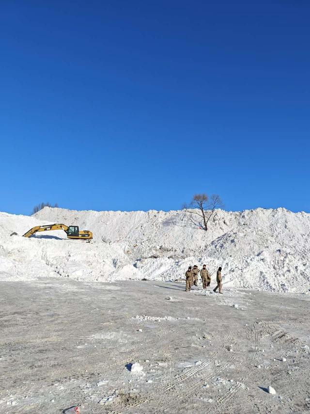 鹤岗清雪员已扫一周雪 积雪如山清理难