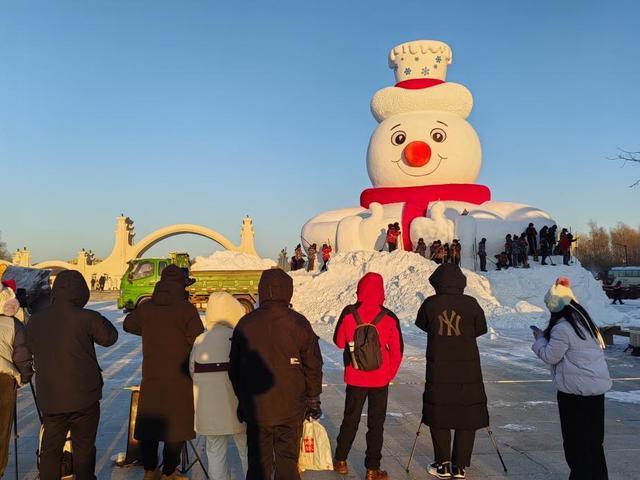 尔滨的第一个大雪东谈主亮相 《雪东谈主先生》高20米