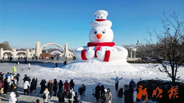 哈尔滨大雪人原来是挖出来的 4000立方米雪堆匠心打造