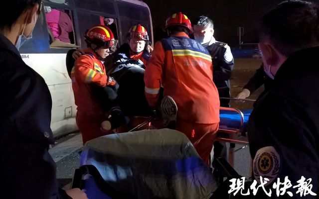 客车追尾半挂车18人被困 消防救援 紧急破拆救人