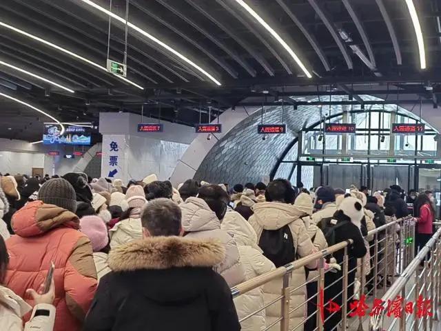 哈尔滨冰雪大世界近一周门票几乎售罄 游客热情高涨排队等候