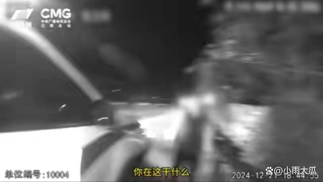 男子跑步跑上高速 夜跑误入引发关注