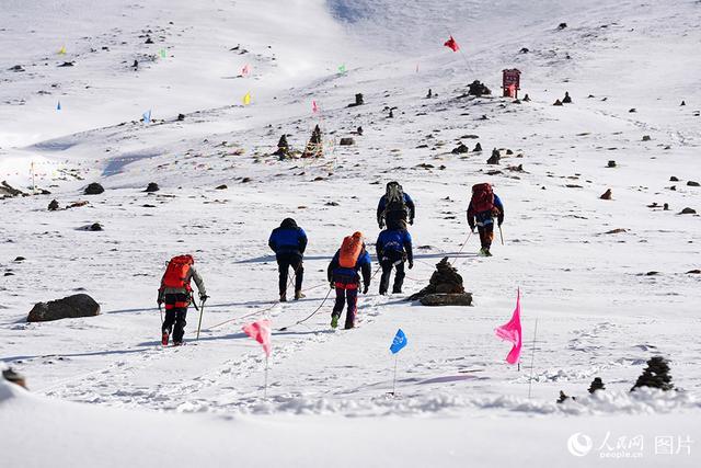 “冷资源”里的“热经济” 冰雪运动点燃冬季热情