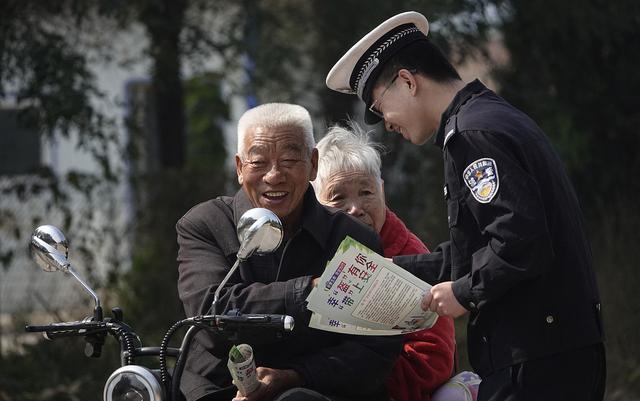 妻儿车祸去世他义务指挥交通35年