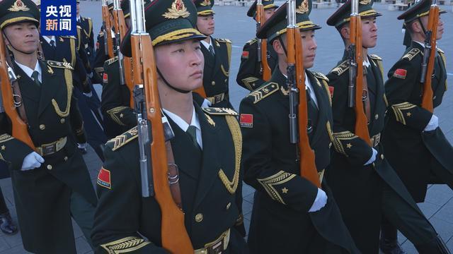 国旗护卫队和军乐团送上新年祝福 训练间隙传递温暖问候