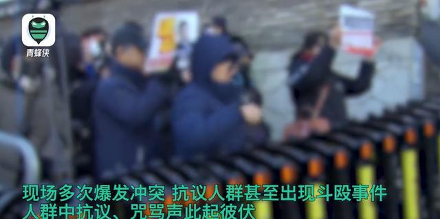 韩国法院对尹锡悦发布逮捕令后，总统官邸前警车排成长龙引发关注