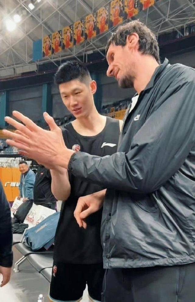 前NBA独行侠中锋博班加盟广厦，第一天报到，胡金秋和他一比手掌惊呆了 巨人掌力惊人