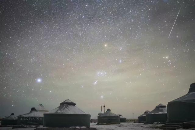 震撼！北京百花山出现新年首场象限仪座流星雨 每小时上百颗流星点亮夜空