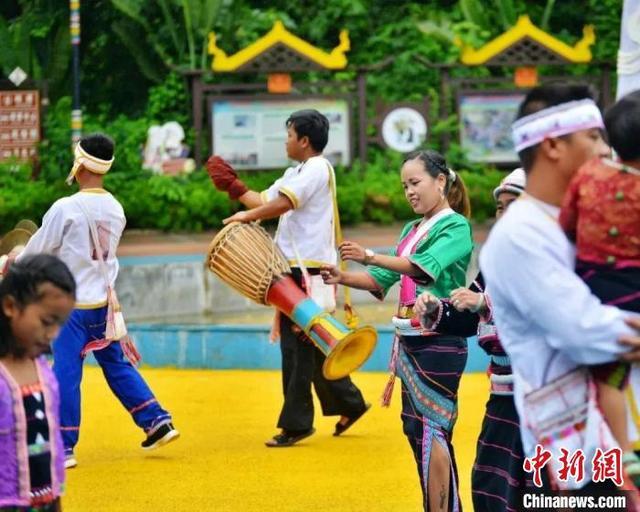 中缅边境德昂族村寨“枝叶繁茂” 古榕见证变迁