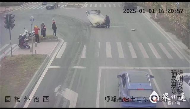 路遇小轿车翻车起火他连救2人