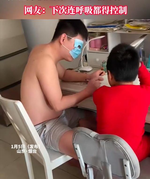 女儿作念题看爸爸颜料判断对错