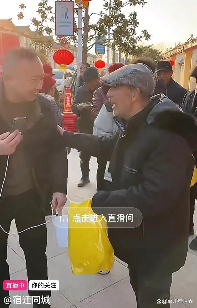 刘强东父亲在光明村与网友唠家常 朴实无华暖东说念主心