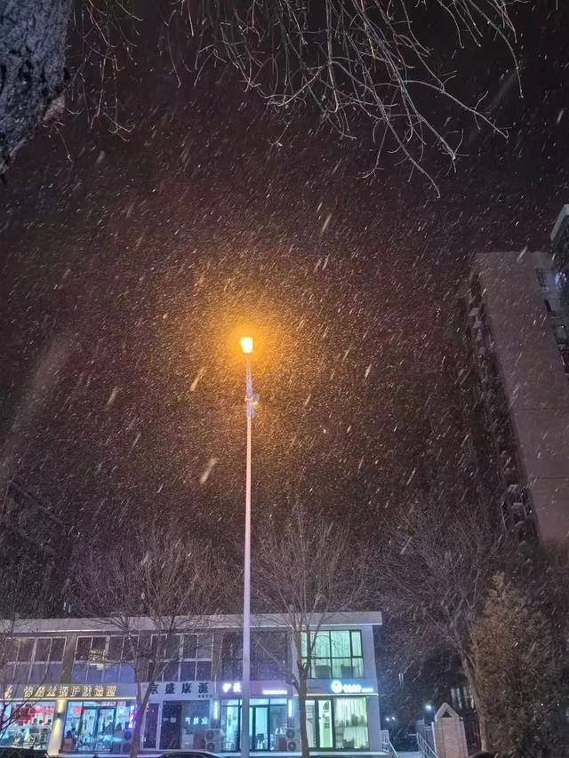 北京多区下雪 冬日浪漫夜景